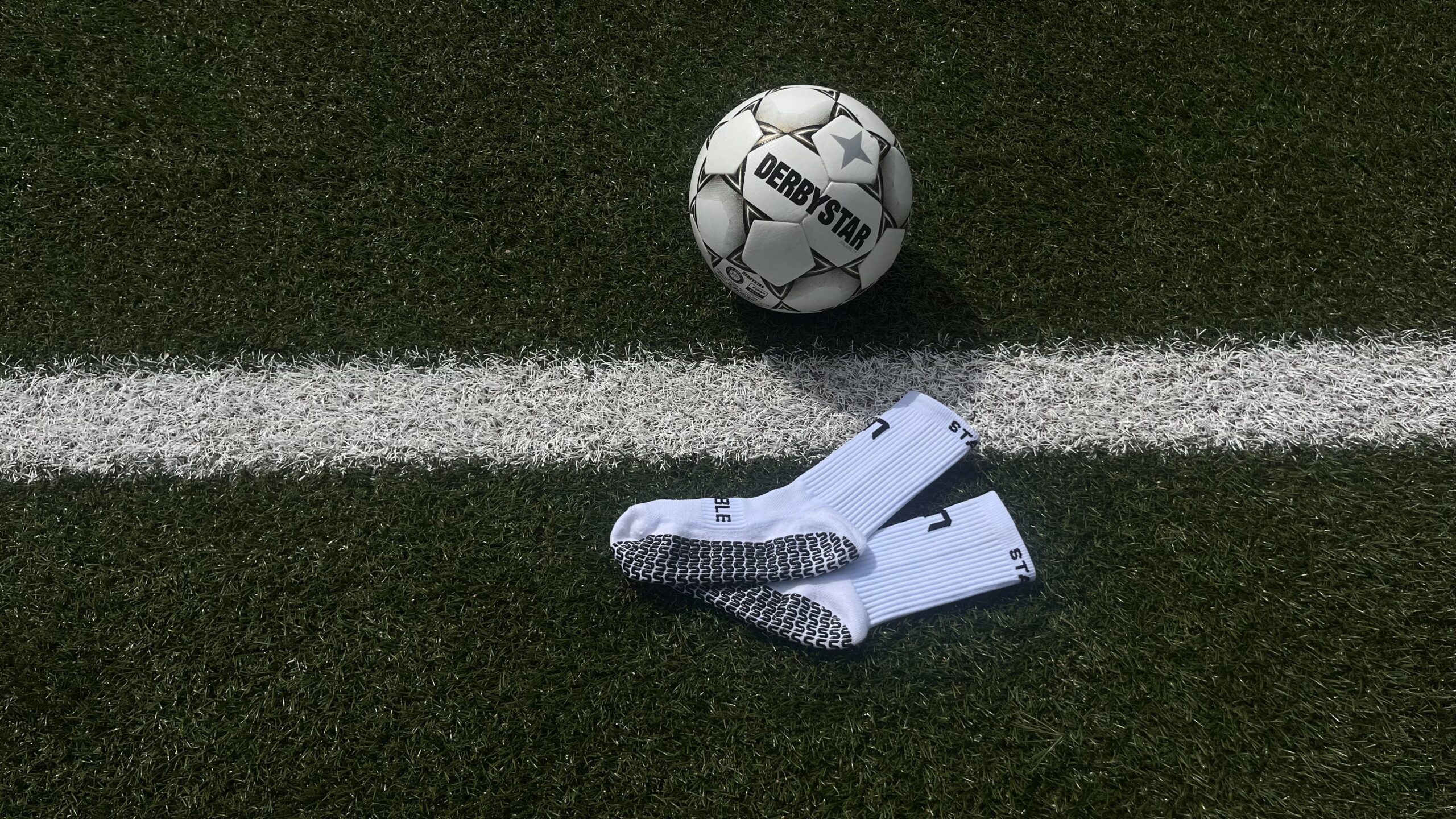 Het verhaal achter de logo’s op het veld